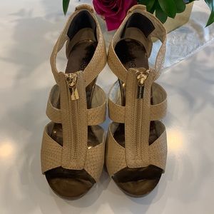 Soft suede MK Berkeley Tstrap in Python nude